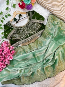 Sari en satin de haute qualité, exclusif et élégant, avec bordure brodée de paillettes, fabriqué en Inde à prix avantageux. - Product Image 6