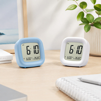 Jam Alarm Digital Huayang 6005 dengan Tampilan Suhu Layar LCD Besar Jam Meja Mini Bertenaga Baterai untuk Kamar Tidur di Samping Tempat Tidur.