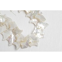 Chaîne de perles en forme d'ours polaire sculpté en coquille