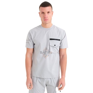 Conjunto Deportivo de Dos Piezas para Hombre, Camiseta y Pantalones Cortos Grises y Azules con Diseño de Manga a Rayas, Perfecto para Uso Diario y Entrenamiento - Product Image 4