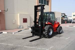 Chariot élévateur tout-terrain Manitou M50-4 4x4 d'occasion 2008 avec cabine, capacité de levage élevée, pour la manutention en entrepôt et en cour - Product Image 4