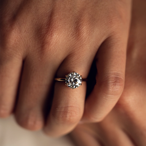 Bague de fiançailles solitaire en or massif jaune 14K 2 diamants cultivés en laboratoire IGI certifiés anniversaire de fête de mariage classique - Product Image 3