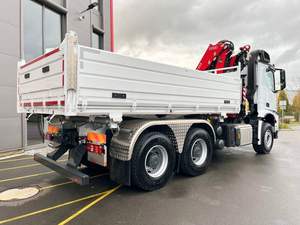 รถบรรทุกเมอร์เซเดส-เบนซ์ อะโรคส์ 6x4 แบบสามทาง ปี 2024 รุ่น FASSI F255A - Product Image 3