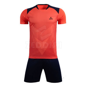 Les jeunes portent l'uniforme de football dernière conception uniforme de football respirant uniforme de football de couleur personnalisée - Product Image 1