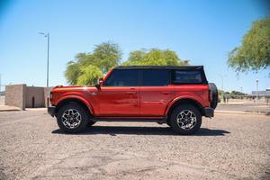 LUXURY RIDE 2022 Bronco Outer Banks EcoBoost de 4 Cilindros, 4x4, Rojo Metálico Picante, Sin Modificar - Product Image 4