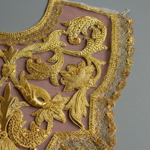 Collier en maille brodé à la main en or, patch à coudre, applique de luxe en fil métallique Tilla pour robe de mariée ou de cérémonie - Product Image 5