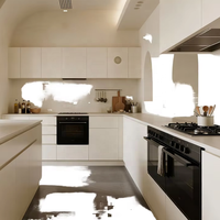 Armoire de cuisine en mélamine durable, porte HPL, surface imperméable avec dessus en pierre de quartz artificielle