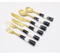 Ensemble de couverts élégants en acier inoxydable avec manches en résine noire et blanche, service de table moderne fabriqué en Inde, fournisseur