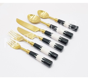 El mejor juego de cubiertos de acero inoxidable con elegantes manijas de resina en blanco y negro para decoración de comedor moderna de la India - Product Image 2