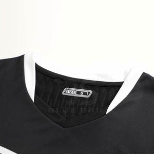Maillots et shorts de football personnalisés conçus pour les équipes avec des matériaux élégants et durables, uniforme de football léger - Product Image 2