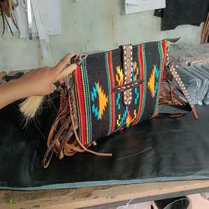 Bolso de manta de sillín occidental hecho a medida estilo vaquera con correa de herramientas manuales bolso de calidad superior bolso con flecos y borlas - Product Image 2