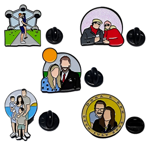 Badge magnétique personnalisé en métal écologique, motif anime, portrait photo de couples sans visage, cadeau de mariage, vente en gros - Product Image 1