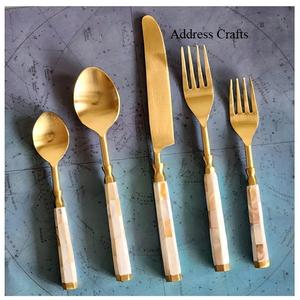 Ensemble de couverts écologiques luxueux avec poignée en nacre moderne ensemble de couverts en titane couverts en or pour la vaisselle à la maison - Product Image 1
