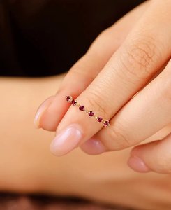 แหวนทอง 10K ดีไซน์ทันสมัยสำหรับผู้หญิง ประดับพลอยโกเมนสีแดง ตัวเรือนแบบมินิมอล เหมาะสำหรับงานหมั้น งานแต่งงาน งานครบรอบ งานเลี้ยง ประจำเดือนมกราคม - Product Image 5