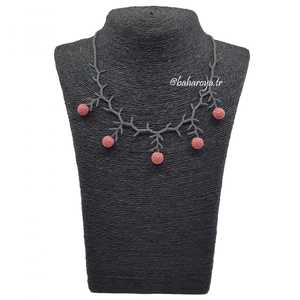 Collier Juniper Rose-Gris par Needle Lace Elegant Fashion Necklaces Collection - Product Image 1