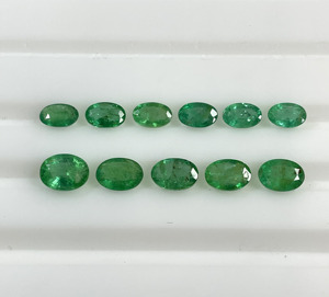 Esmeralda Zambiana 100% Natural de Alta Calidad, 6x4-5x7mm, Forma Ovalada Calibrada, Color Verde Medio, Gema Suelta para Joyería - Product Image 2