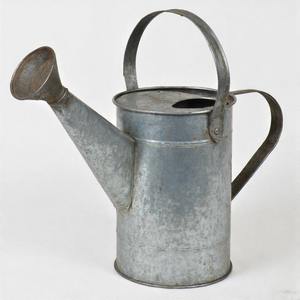 Arrosoir en métal galvanisé de finition antique avec deux poignées pour l'équilibre et la stabilité pendant l'utilisation - Product Image 4