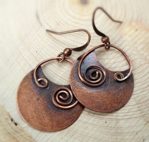 Boucle d'oreille en cuivre au design traditionnel avec des détails uniques faits à la main et une finition oxydée parfaite pour les événements festifs - Product Image 1