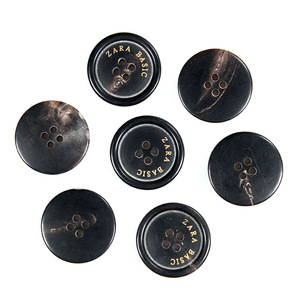 Boutons en corne naturelle de qualité supérieure Placage standard à dos plat rond à 4 trous pour vêtements Utilisation avancée Ne jamais se fissurer - Product Image 4