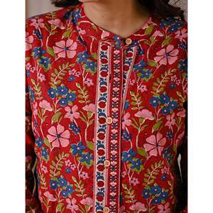 Blusa de Algodón Rojo Oscuro con Estampado y Botones Frontales con Decoración Bordada - Product Image 3