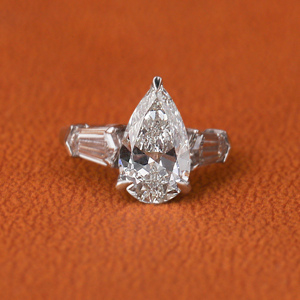 Bague de fiançailles personnalisée en diamant taillé en laboratoire avec trois pierres et diamants taillés en Teper Bague cadeau d'anniversaire en argent sterling - Product Image 2