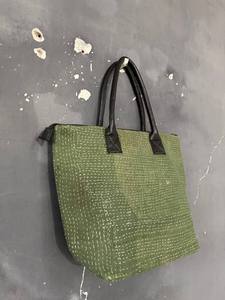 Sac de transport en coton Kantha vintage fait à la main avec fermeture à glissière Design patchwork pour la saison d'automne pour l'été et l'hiver - Product Image 3