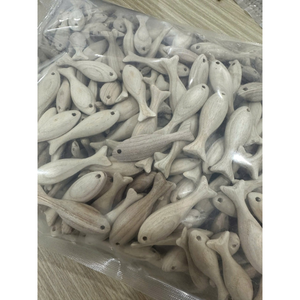 Poisson élégant en bois sculpté pour l'affichage de la pièce façonné à la main par des artisans pour un décor rustique minimaliste ou traditionnel - Product Image 1