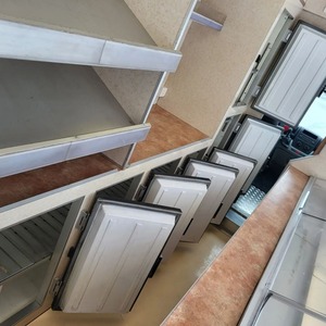 Camión de Comida de Aluminio Totalmente Equipado con Cocina y Almacenamiento, Autocaravana de un Solo Lado para 4-6 Personas - Product Image 2