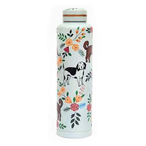 Una botella de cobre es similar a una jarra de agua de cobre, ya que es un recipiente diseñado para almacenar y transportar agua, pero en un - Product Image 1