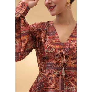 Ensemble coordonné décontracté en soie luxueuse avec tunique à motifs et manches volumineuses et pantalon ample à jambes larges pour l'été - Product Image 4