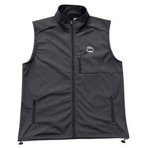 เสื้อกั๊กซอฟต์เชลล์แบบมีฮู้ดสำหรับผู้ชาย ขายส่ง สำหรับฤดูใบไม้ร่วง กันน้ำ ระบายอากาศได้ดี คอตั้ง โลโก้ด้านหน้าปรับแต่งได้ MOQ ต่ำ - Product Image 1