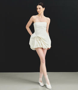 Robe bustier en taffetas blanc premium, élégante, avec accent floral 3D, fabriquée au Vietnam - Product Image 4