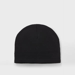 Gorro de punto negro clásico, accesorio esencial de invierno para hombres y mujeres, perfecto para el uso diario y el estilo - Product Image 1