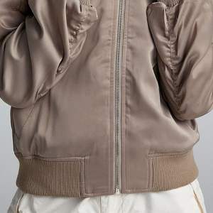 Chaqueta Bomber Acolchada para Mujer de Alta Calidad OEM |   Abrigo Transpirable y Cortavientos de Poliéster/Nailon para Otoño/Invierno |   Camiseta de Manga Larga Cómoda - Product Image 5