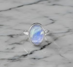 Anillo Ajustable de Plata de Ley 925 con Engaste de Piedra Lunar Arcoíris - Product Image 5