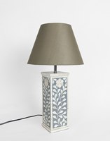 Faizacraft Nouvelle lampe de table grise incrustée d'os de premier ordre avec éclairage rectangulaire au design floral pour la maison et les hôtels.