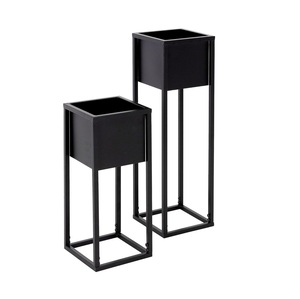 Maceta de metal de aspecto lujoso con soporte con acabado negro para agregar acento exclusivo a los arreglos minimalistas de la sala de estar - Product Image 1