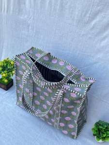 Découvrez le confort et le style ultimes avec notre sac fourre-tout robuste et élégant, conçu pour le travail, les voyages et les essentiels quotidiens. - Product Image 5