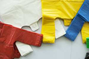 Sacs de transport de T-shirt recyclables en HDPE Emballage d'épicerie de supermarché en relief imprimé de logo OEM personnalisé Approvisionnement en vrac solide BEXBAG - Product Image 2