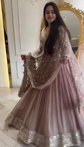 Lehenga Choli de créateur pour mariage avec broderies et sequins - Product Image 6