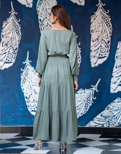 Gris manga larga estilo bohemio manga larga 100% tela de rayón Maxi vestido vacaciones mujeres cuello en V con vestido de mujer escalonado - Product Image 3