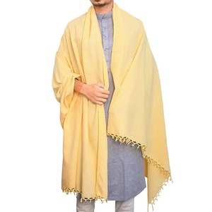 Châle en laine uni jaune pastel pour hommes avec extrémités frangées à texture légère et toucher doux idéal pour une tenue d'hiver douce - Product Image 5