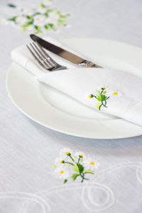 Nappe pleine grandeur en coton blanc personnalisé en gros brodé à la main jolie marguerite lavable pour la maison, le restaurant, les vacances - Product Image 4