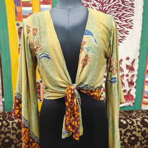 Haut portefeuille en soie de style Boho Hippie pour femme avec cravate avant courte et col en V profond idéal pour les vêtements décontractés ou de plage - Product Image 1