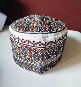 Vente en gros Musulman Hommes Kufi Chapeau AMN102 Omani Style Crâne Cap Bonnet Islam Prière Chapeaux (52,54,56,58cm couleur personnalisée) de BD - Product Image 4