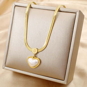 Collar de cadena multicapa con colgante de corazón de perla de agua dulce chapado en oro de 18 quilates - Product Image 1