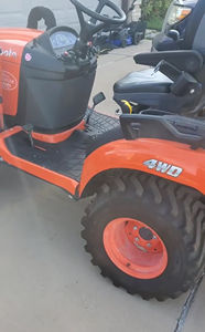 Tracteur miniature Kubota BX-23S 24 CV avec roue de tondeuse attachée, composants essentiels pour les petites exploitations agricoles, y compris le moteur à roulement usagé - Product Image 2