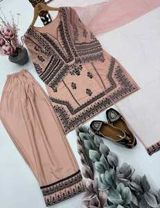 ชุด Salwar สีพีชคุณภาพสูงสำหรับงานปักและงานกระจกด้วยผ้าไหมสำหรับสุภาพสตรีในงานแต่งงานและเทศกาล - Product Image 2