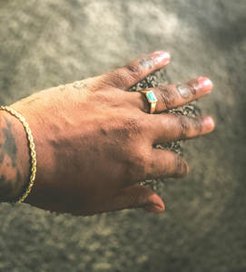 Bague signet unisexe en or jaune pur 14K avec opale naturelle d'Éthiopie Welo taille émeraude, sertie clos, 2 carats, large, pierre de naissance d'octobre - Product Image 3