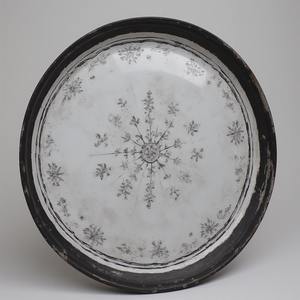 Assiette de présentation en résine marbrée vintage avec tourbillons beiges antiques et texture polie à la main pour un style de table européen classique - Product Image 6